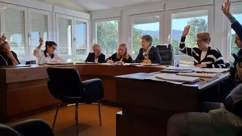 PP de Vilardev&oacute;s e IGV votando en contra de la nueva relaci&oacute;n de puestos de trabajo del Concello. | FOTO: Mar&iacute;a Dosantos.