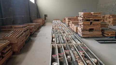 Muestras de los primeros sondeos, almacenadas en la nave de San Lorenzo.