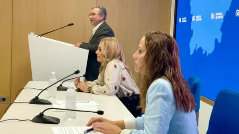 Luis Menor, Marta Novoa y Sandra Quintas, presidiendo la junta directiva.
