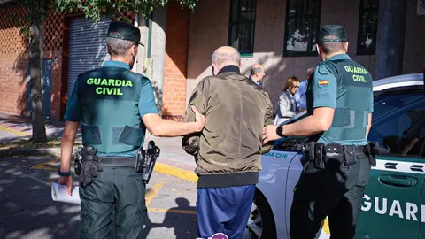 El detenido, este mi&eacute;rcoles, a la entrada de los juzgados de Ver&iacute;n. | FOTO: Anabel G. Sim&oacute;n.