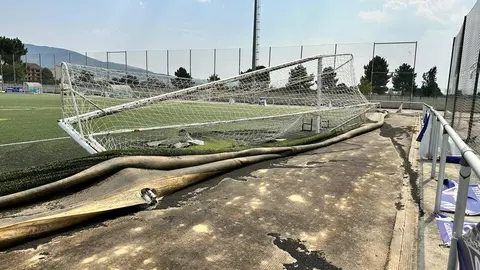 As&iacute; qued&oacute; el c&eacute;sped del polideportivo de A Granxa tras los sucesivos despegues de helic&oacute;pteros militares.