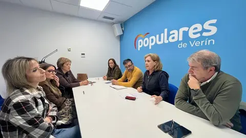 Manuel Pardo, a la izquierda de la presidenta de la gestora, Luisa Valladares. | FOTO: PP de Ver&iacute;n.