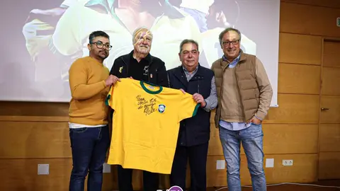 V&iacute;ctor Baladr&oacute;n, Gerardo Seoane, "Pepito"Fornos y Juan Carlos Francisco, con la camiseta firmada por Pel&eacute;. | FOTO: Anabel G. Sim&oacute;n.