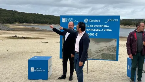 Xos&eacute; Merelles e Juan Anta durante a visita de obra na Praia dos Franceses en A Veiga.
