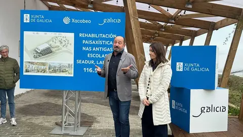 Xos&eacute; Merelles, director da Axencia de Turismo de Galicia, coa alcaldesa de Larouco, Patricia Lamela.