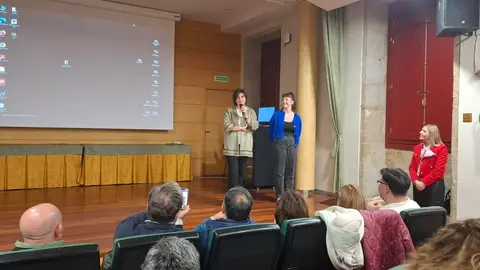 Iris Justo y Ana Pardo presentando Ra&iacute;ces Sonoras.