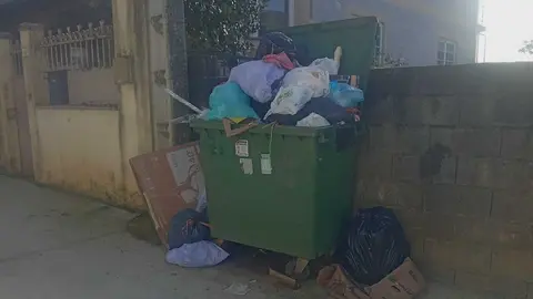 20251107 Subida taxa recollida lixo Laza, contenedores cheos, basura