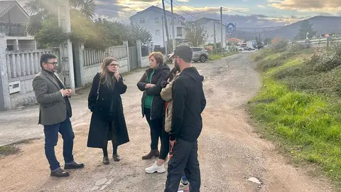20251107 PP Visita Barrio Cruz Vermella 02 V&iacute;ctor Baladr&oacute;n, Lara da Silva, Sonia Arias