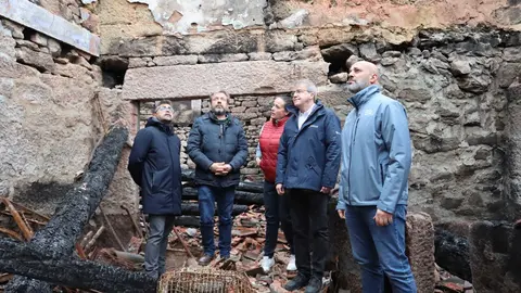 V&iacute;ctor Baladr&oacute;n, Luciano Rivero, Manuel Pardo y Jos&eacute; Antonio Armada, con la propietaria de una de las viviendas calcinadas.