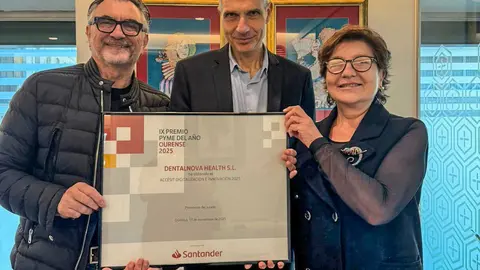 251118 Premio Pyme Ourense 2025_Dentalnova, Antonio Justo, Diego Babarro Gerente de empresas Banco Santander, Mar&iacute;a Jes&uacute;s Villar