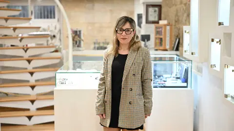 Esther G&oacute;mez, en su tienda de Pato Joyeros de Ver&iacute;n. | FOTO: Noelia Caseiro.