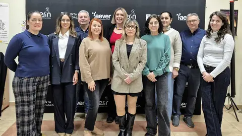 La nueva directiva, al completo, de la Asociaci&oacute;n de Empresarias y Empresarios de Ver&iacute;n.