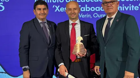 Pedro Blanco, delegado do Goberno en Galicia, con C&eacute;sar S&aacute;nchez, director do IES verinense, e Eladio Santos, subdelegado do Goberno en Ourense.