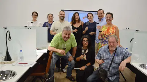 Los participantes en la Cata a Ciegas posan para una foto de familia.
