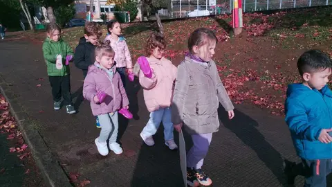 Peque&ntilde;as y peque&ntilde;os del CEIP O Casti&ntilde;eiro, dirigi&eacute;ndose a la rotonda para depositar los zapatos morados.