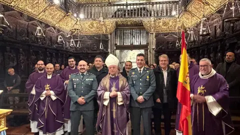 Las autoridades militares y civiles asistentes a la eucarist&iacute;a celebrada en la catedral de Ourense.