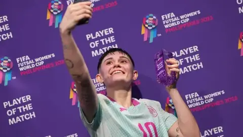 La lazana Ant&iacute;a P&eacute;rez haci&eacute;ndose un selfie tras ser declarada mejor jugadora del choque contra Colombia. | FOTO: RFEF