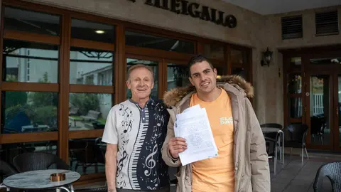 Roi sostiene la sentencia que lo absuelve de tr&aacute;fico de drogas, al lado de su padre Miguel, de cafeter&iacute;a Meigallo. | M. A.