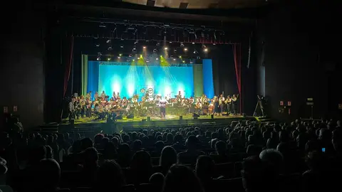 La banda verinense llen&oacute; el auditorio de la capital ourensana este domingo.