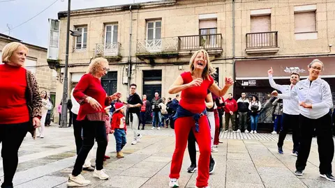 Integrantes de la academia Diversity, este domingo, animando la Feira do Nadal.