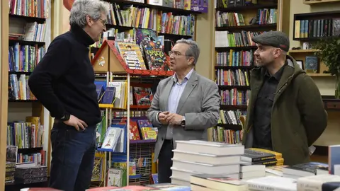 Luis Menor visitou a librar&iacute;a Eixo.