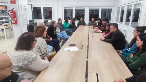 Unha vintena de profesionais do ensino permaneceron toda a noite do luns ao martes no interior do IES Garc&iacute;a Barb&oacute;n. | FOTO: Xos&eacute; Lois Colmenero.