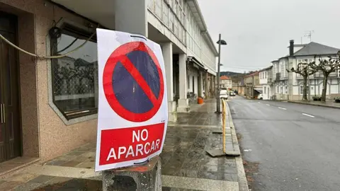 Los vecinos ya no pueden estacionar en la v&iacute;a principal de O Ri&oacute;s. | FOTO: Noelia Caseiro.