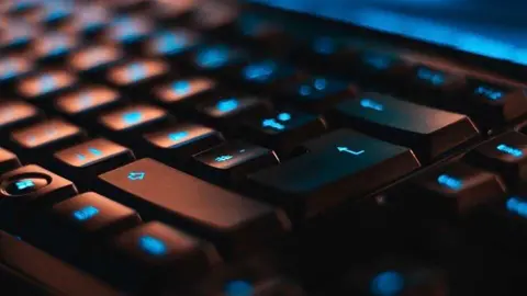 Detr&aacute;s de las plataformas digitales