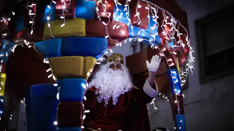 O Rei Melchor na cabalgata. | FOTO: Anabel G. Sim&oacute;n.