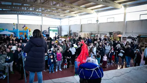 Un ano m&aacute;is, o pavill&oacute;n polideportivo de O&iacute;mbra, encheuse cos cativos e as s&uacute;as familias para recibir &aacute;s SS.MM. | FOTO: Anabel G. Sim&oacute;n.