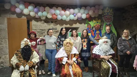 As S&uacute;as Maxestades de Oriente, cos paxes locais da Gudi&ntilde;a, na Casa da Vi&uacute;va.