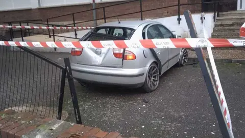 El Seat Le&oacute;n volo por encima del muro perimetral del IES Garc&iacute;a Barb&oacute;n.