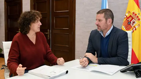 O conselleiro Jos&eacute; L&oacute;pez Campos e a alcaldesa Eva Barrio durante a s&uacute;a xuntanza de traballo en Santiago.