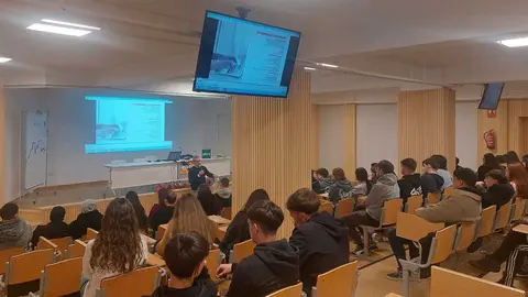 Encuentro informativo de la UNED con el alumnado del IES Garc&iacute;a Barb&oacute;n de Ver&iacute;n.