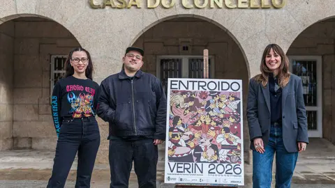 Samanta Barreira xunto a Pruden e La Lomo, autores do cartel que representar&aacute; o Entroido este ano.
