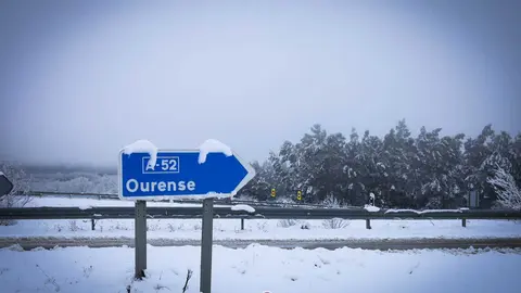 La A-52 es una de las v&iacute;as que podr&iacute;a sufrir cortes o restricciones por la nieve.