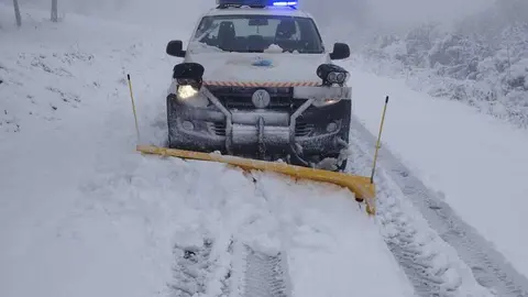 Uno de los veh&iacute;culos de O Ri&oacute;s trabajando intensamente en la limpieza de v&iacute;as secundarias.