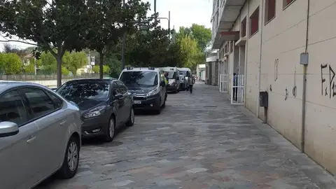 Efectivos policiales durante el registro de 2019 donde se hallaron miles de prendas y grandes sumas de efectivo. Foto: Xos&eacute; Lois Colmenero.