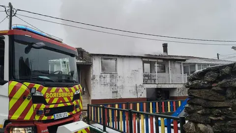 El operativo de emergencia desplegado en Ri&oacute;s tras afectar las llamas a los tejados de dos casas anexas.