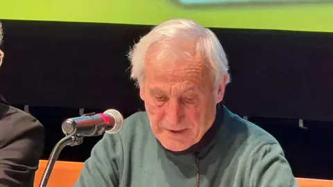 A Jos&eacute; Ram&oacute;n Gonz&aacute;lez Sola "Fanf&aacute;n" le cost&oacute; lo suyo -por la emoci&oacute;n- concluir la lectura de los pocos folios en los que hab&iacute;a recogido su agradecimiento. | FOTO: Jorge God&aacute;s.