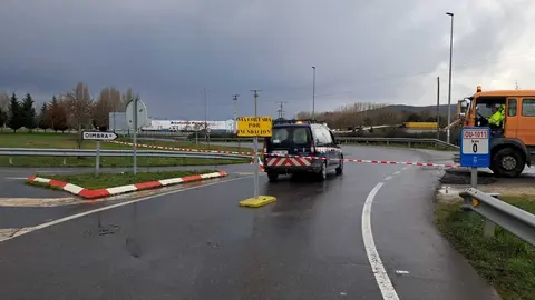 El corte de la OU-1011 comienza en el entronque con la N-532, en Queiz&aacute;s.
