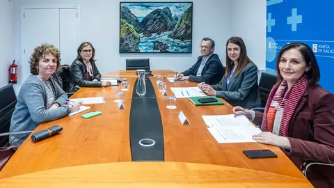 A conselleira do Medio Rural e a alcaldesa de O&iacute;mbra durante a reuni&oacute;n institucional.