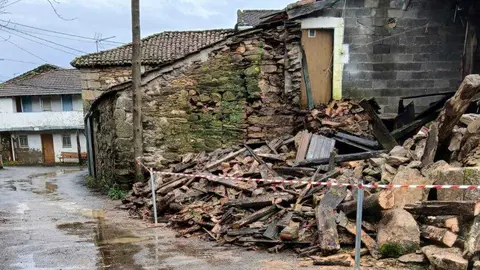 Imagen de uno de los muros que ha cedido sobre el margen de la carretera a causa de las fuertes lluvias.