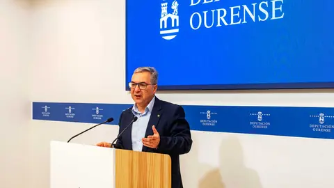 O presidente provincial, Luis Menor, ofrece unha rolda de prensa para dar conta dos asuntos aprobados na sesi&oacute;n ordinaria semanal da Xunta de Goberno.