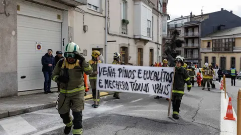 Bien podr&iacute;a tratarse de una manifestaci&oacute;n de los servicios de Extinci&oacute;n, pero no. Era el Entrudio reivindicativo de Viana. | FOTO: Iago Cort&oacute;n.