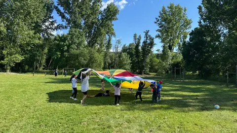 Usuarios y profesionales disfrutan participando activamente en las m&uacute;ltiples din&aacute;micas al aire libre organizadas por la entidad comarcal.