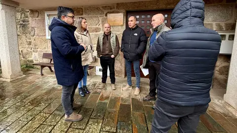 V&iacute;ctor Baladr&oacute;n e varios membros do Partido Popular conversan con representantes veci&ntilde;ais en Tintores.