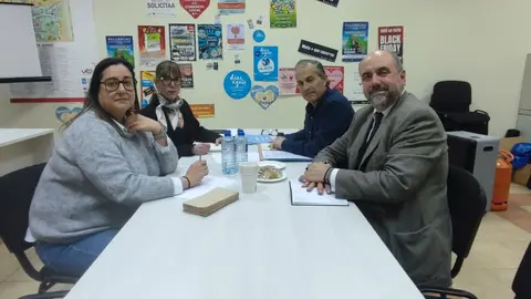 Os representantes da patronal ourens&aacute; xunto &aacute; directiva de AEVER durante o seu encontro na sede da vila verinesa.