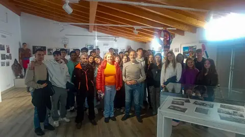 Os mozos locais e estranxeiros descubrindo a maxia e os elementos m&aacute;is representativos do Entrudio de Viana na Sala de Exposici&oacute;ns municipal.