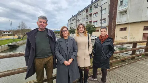 Representantes del PSdeG-PSOE, incluyendo a Eva P&eacute;rez Gamote y &Aacute;lvaro Vila, presentan en Ver&iacute;n la moci&oacute;n sobre residuos.